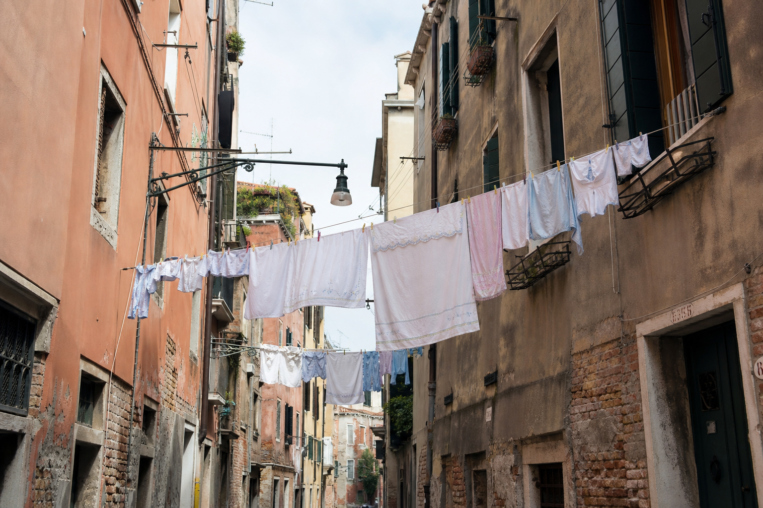 Calle dei Furlani al mattino — vicolo stretto in pietra, vetrine basse, luce calda del mattino