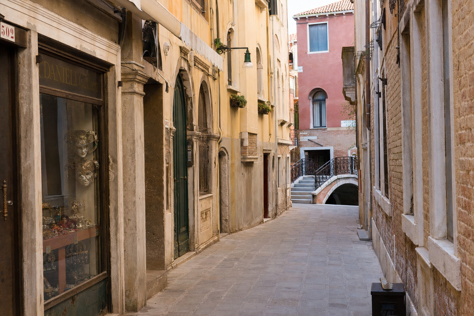 Calle larga di San Marco al mattino presto, prima dei turisti, con le vetrine ancora chiuse e luce dorata